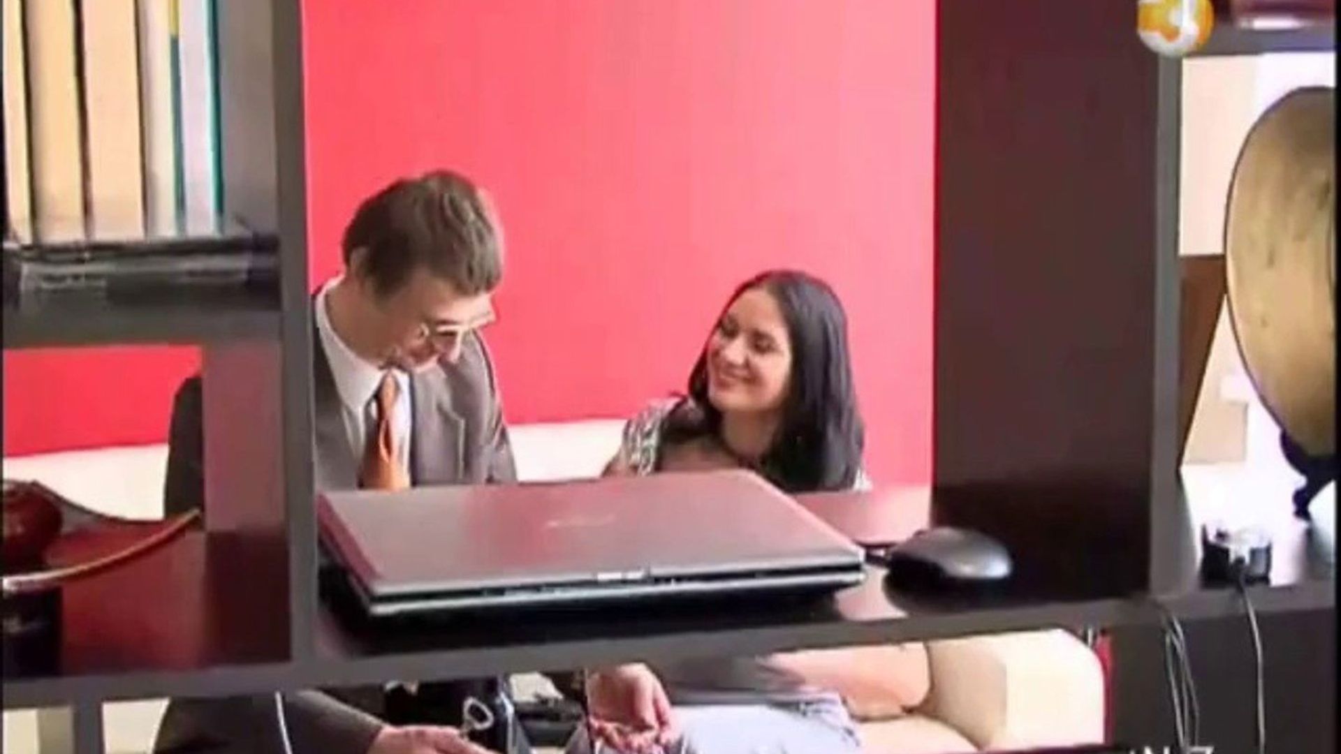 Women lie better background