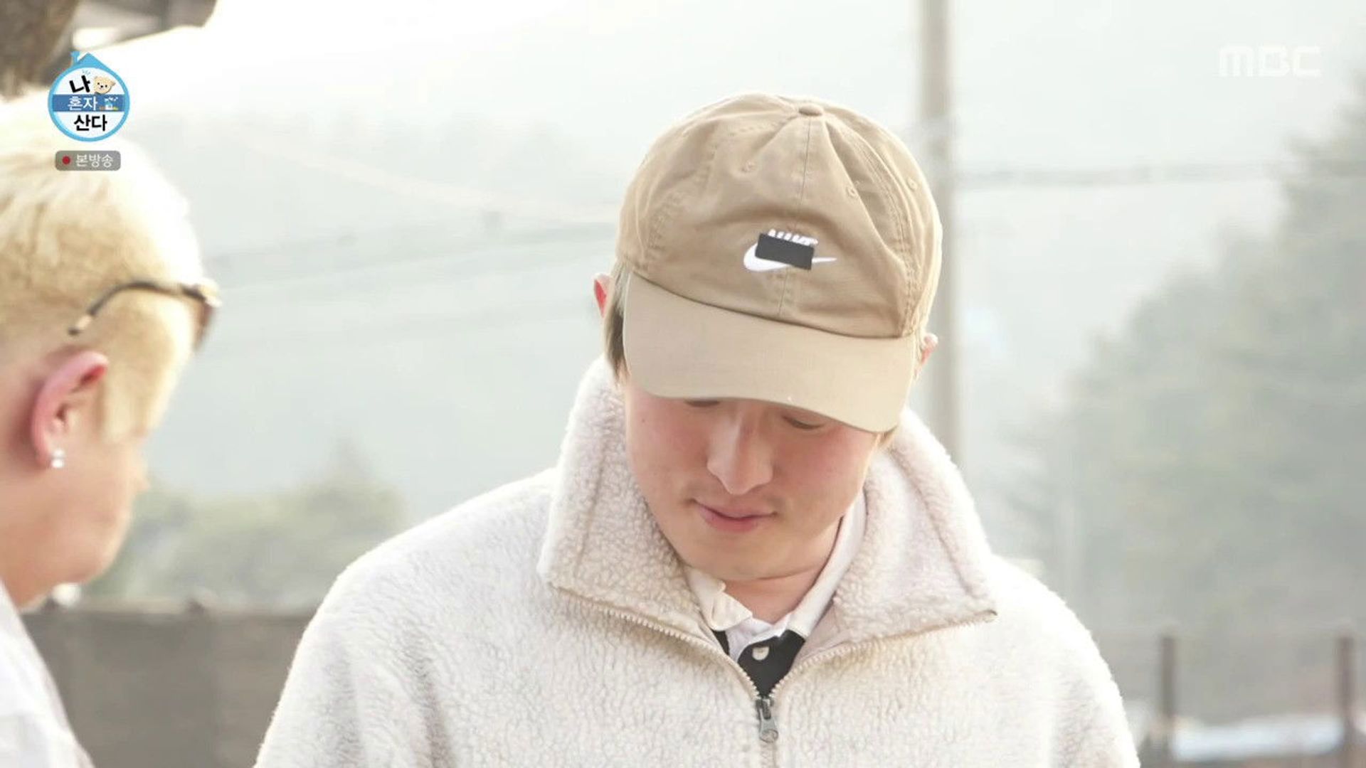 I Live Alone background