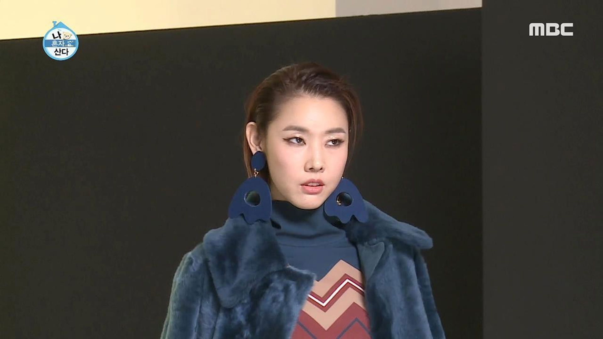 I Live Alone background