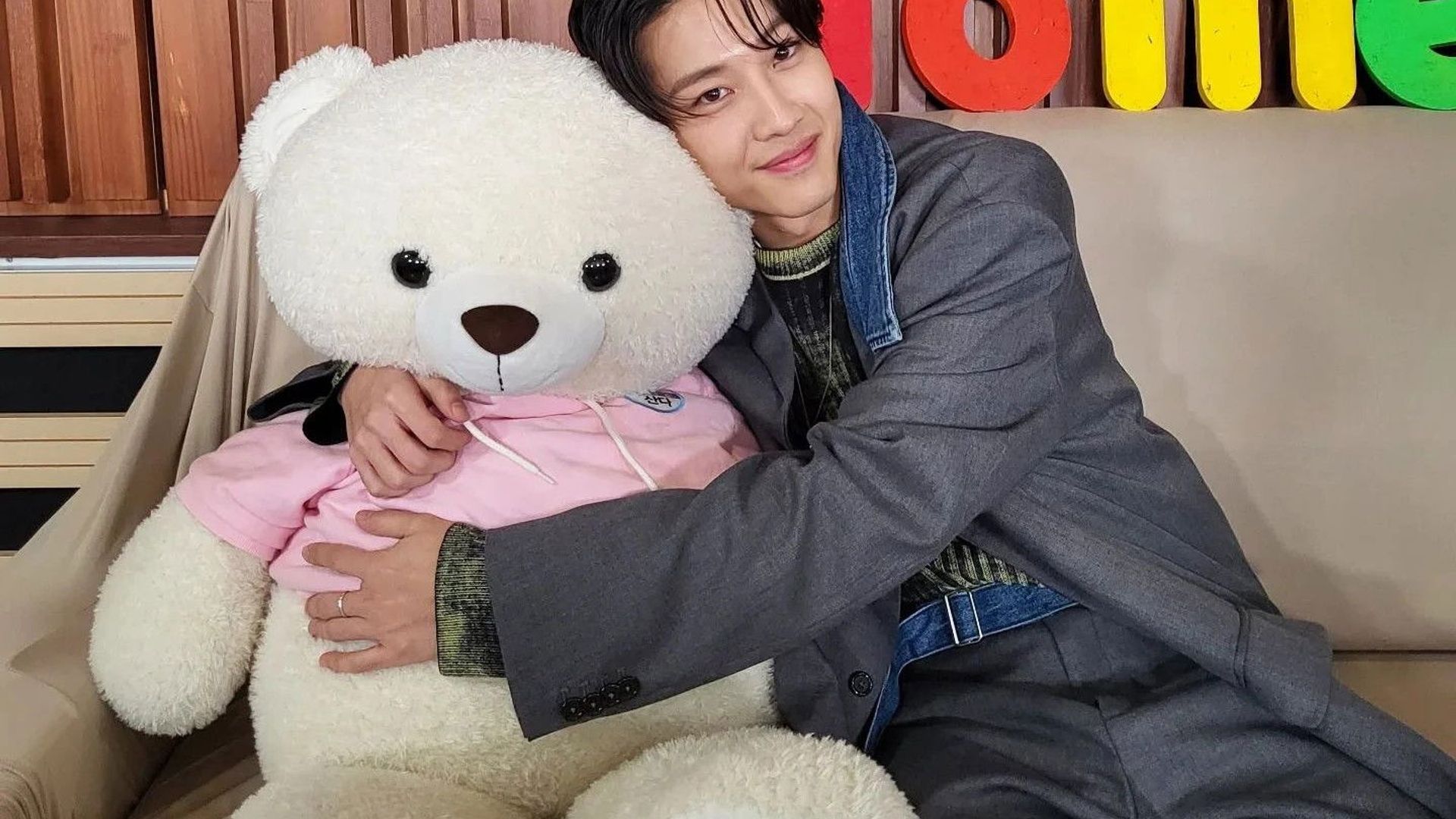 I Live Alone background