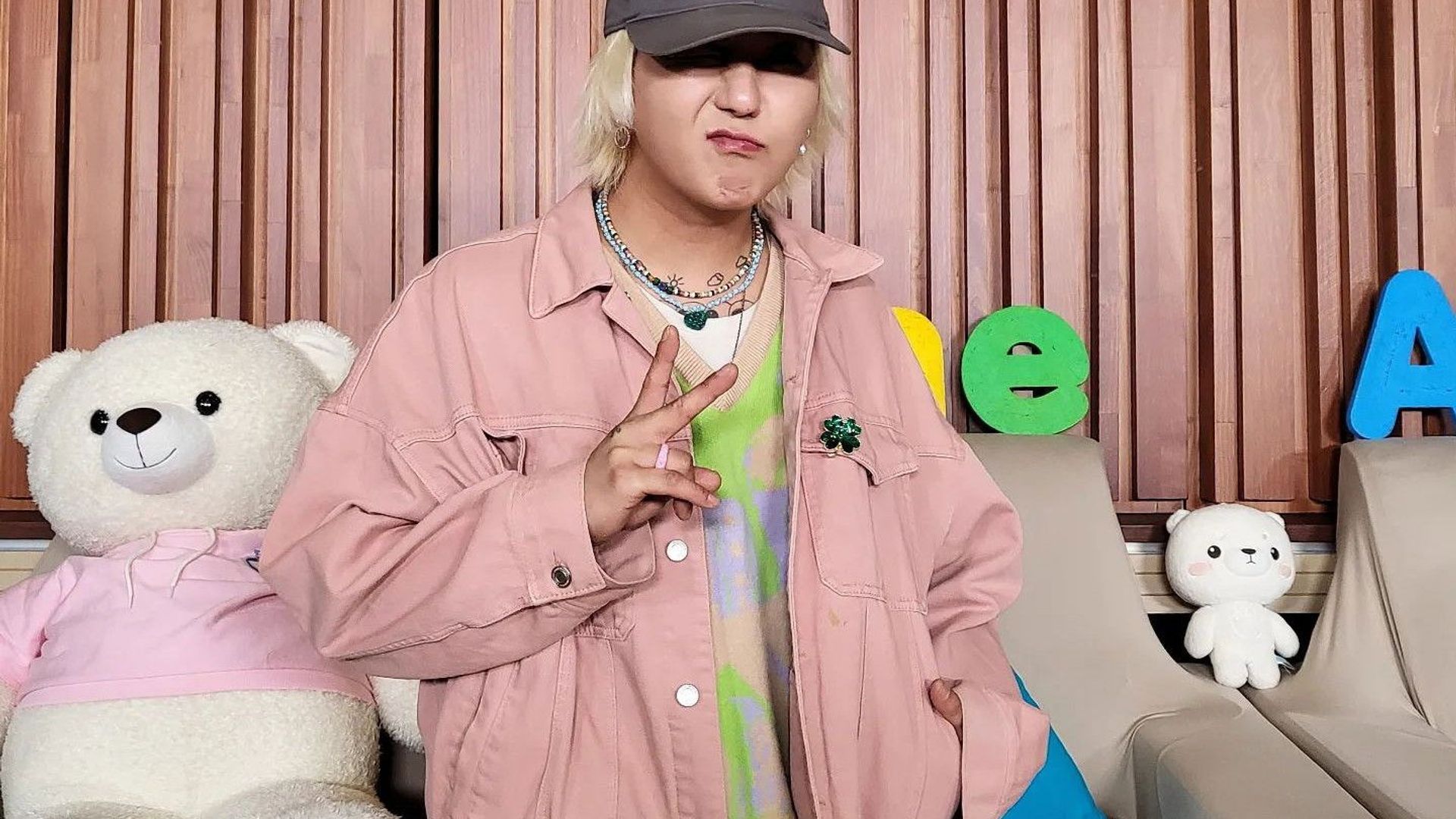 I Live Alone background