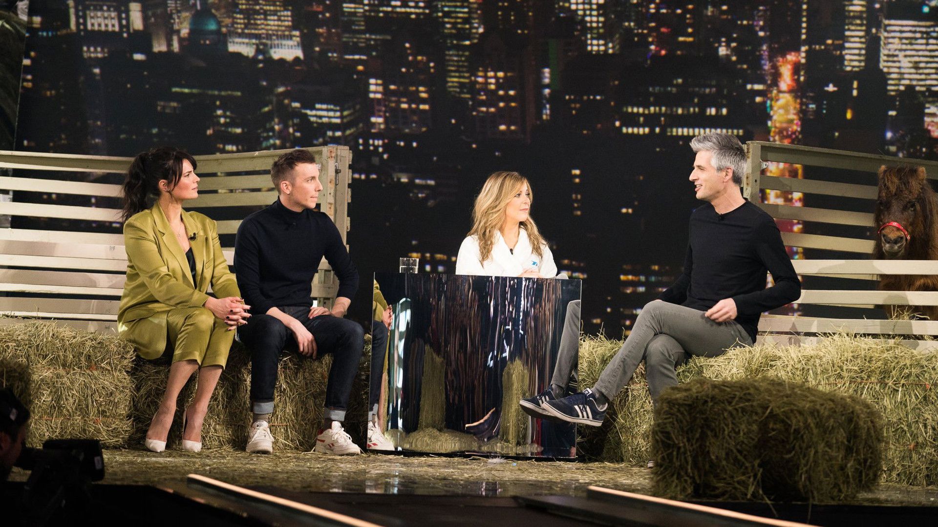 La Semaine des 4 Julie background