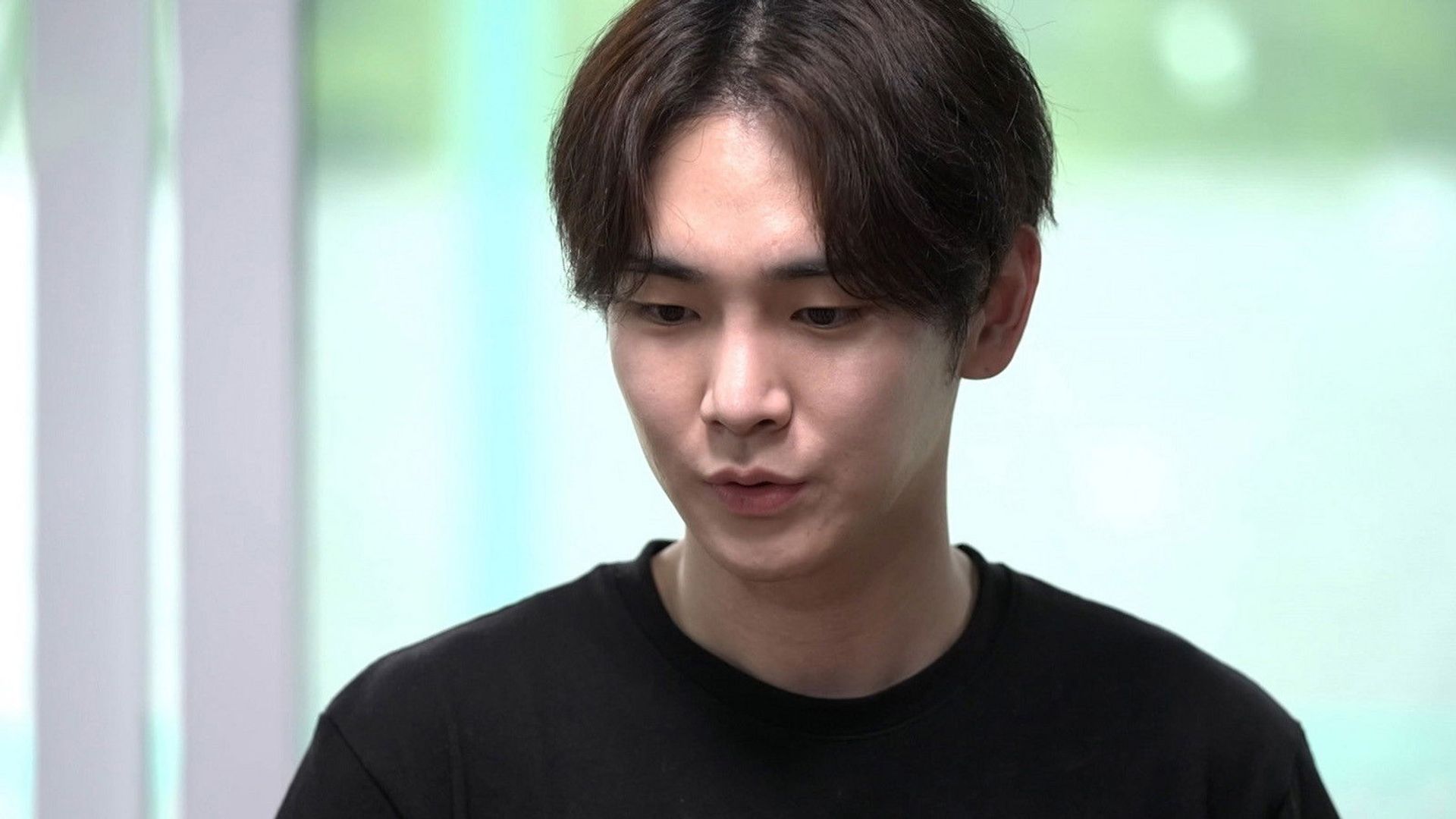 I Live Alone background