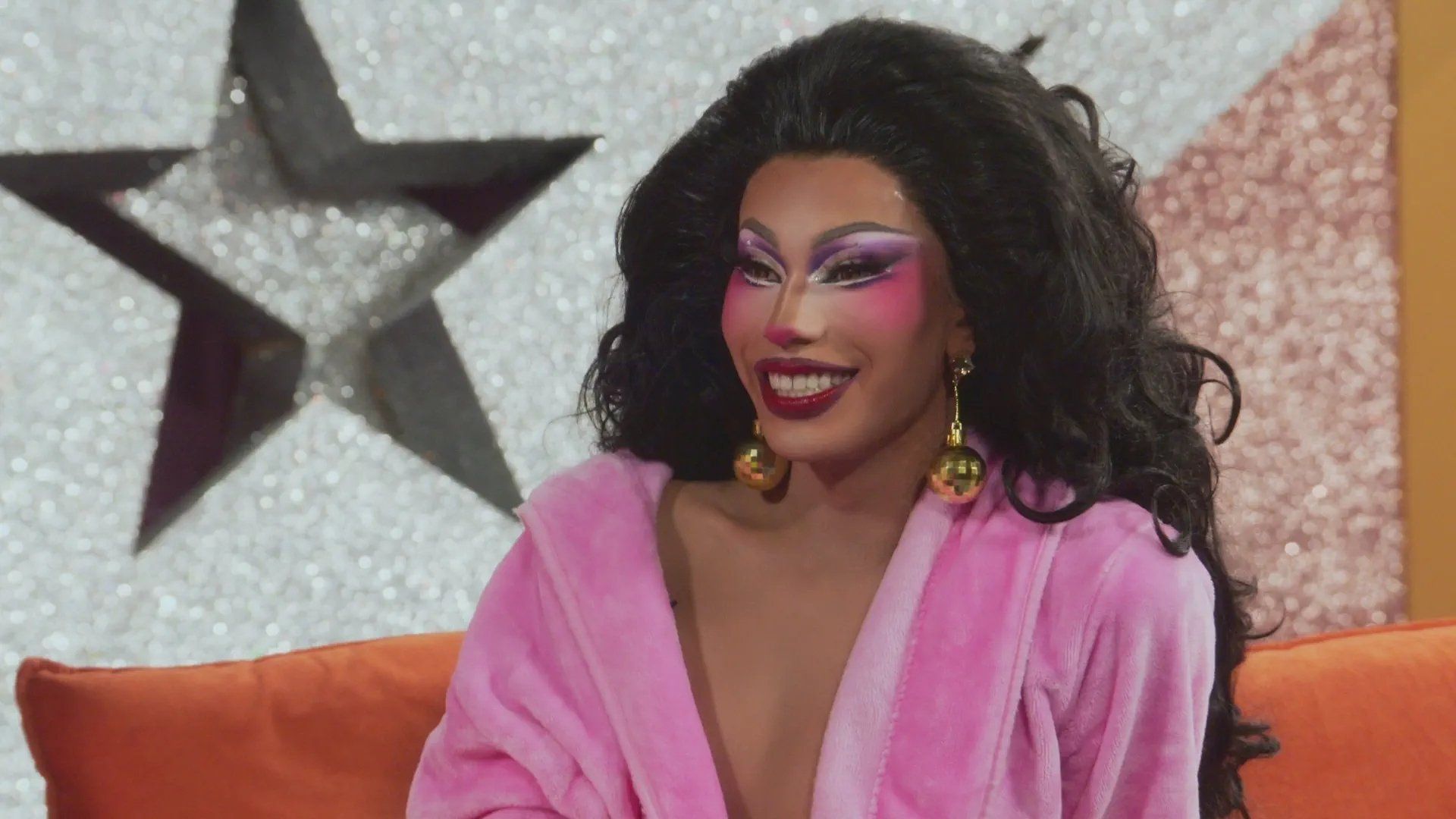 RuPaul's Drag Race All Stars: Untucked! background