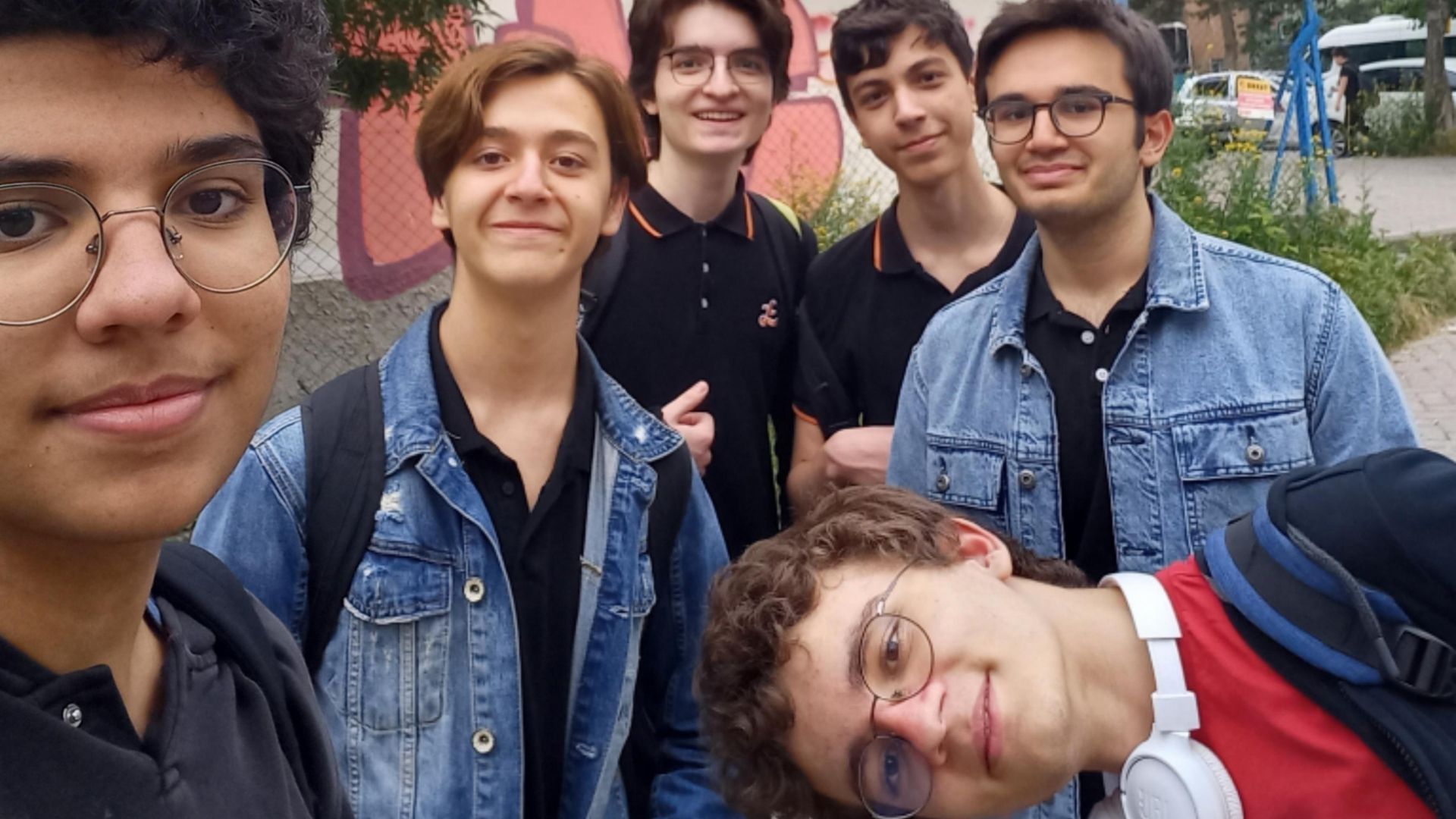 Autemials Presents: Vlog & Vloggish background