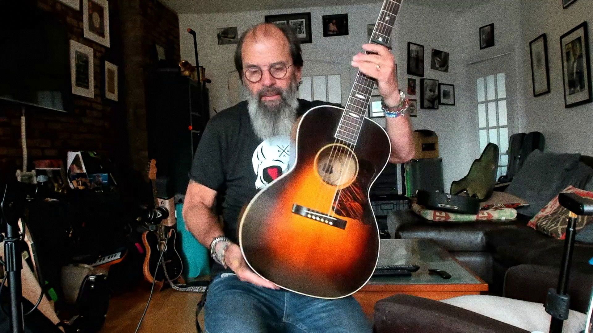 Guitar Town with Steve Earle background