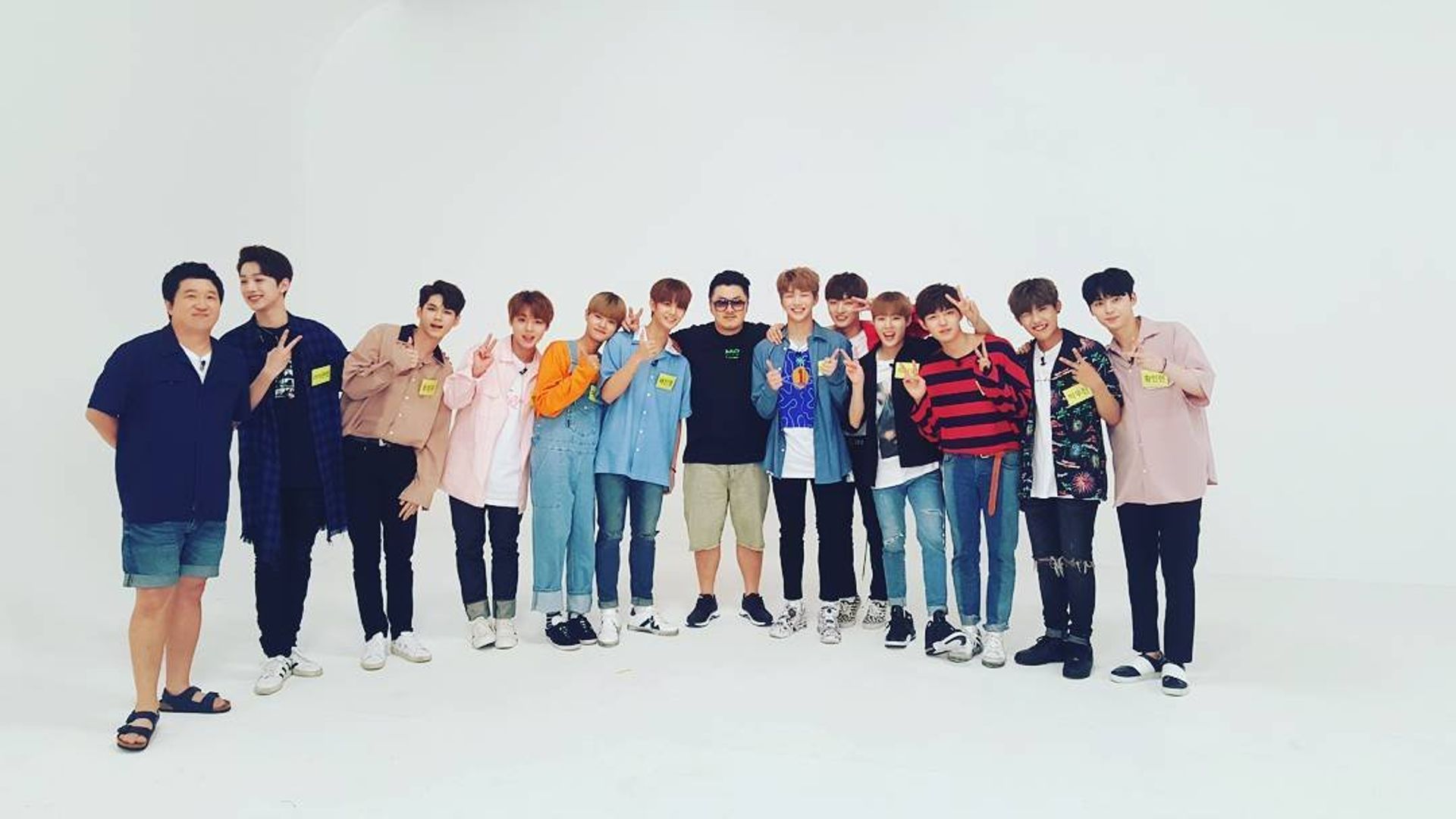 Weekly Idol background