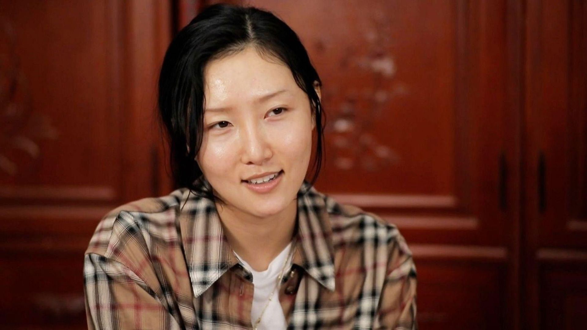 I Live Alone background