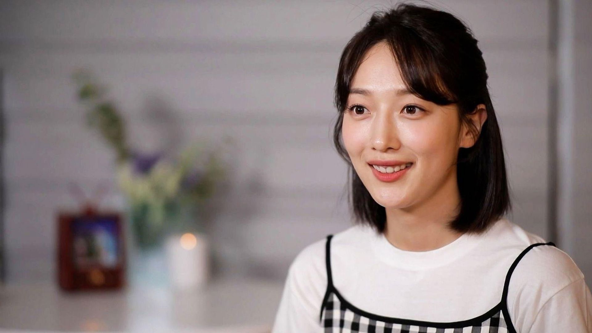 I Live Alone background