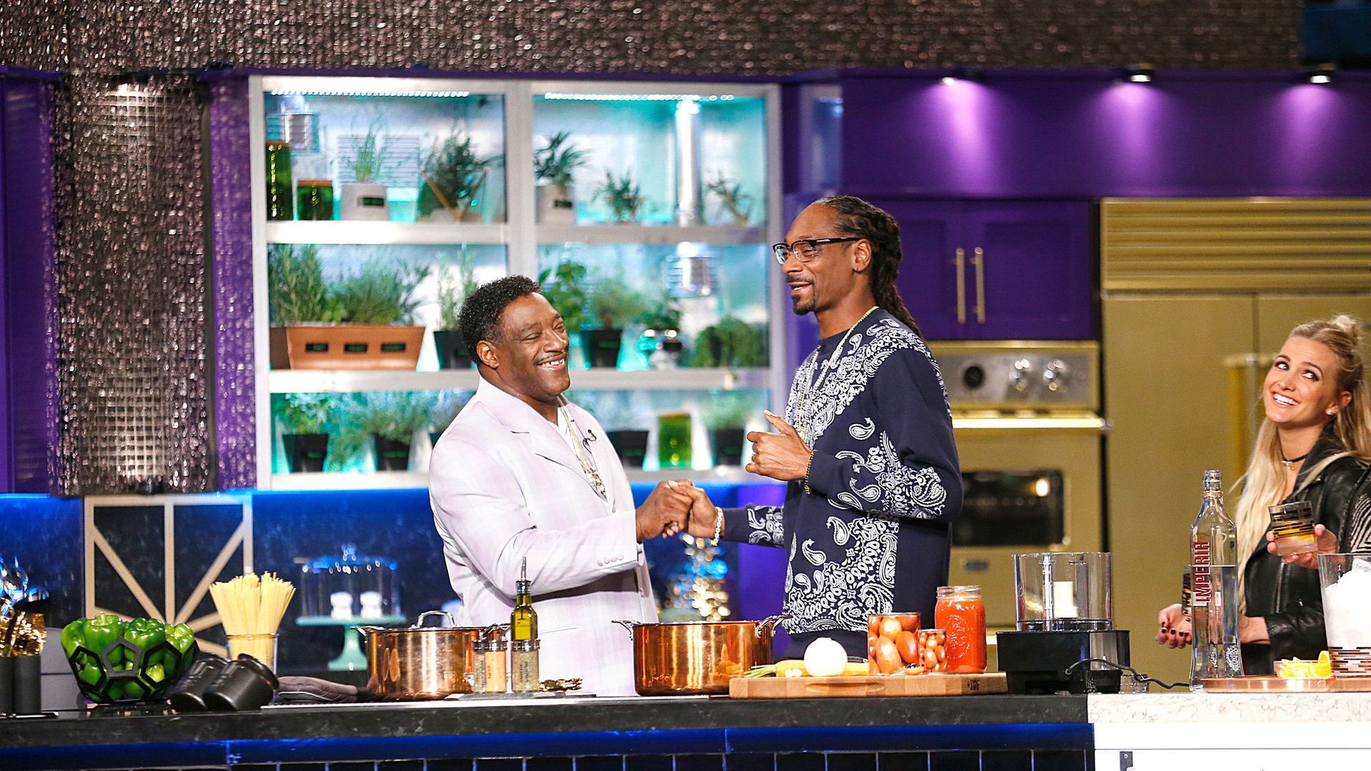 Martha & Snoop's Potluck Party Challenge background