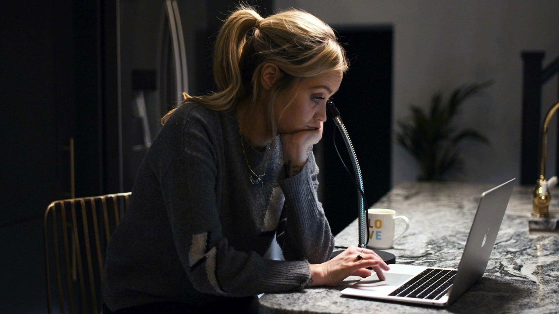 Laura Whitmore Investigates background