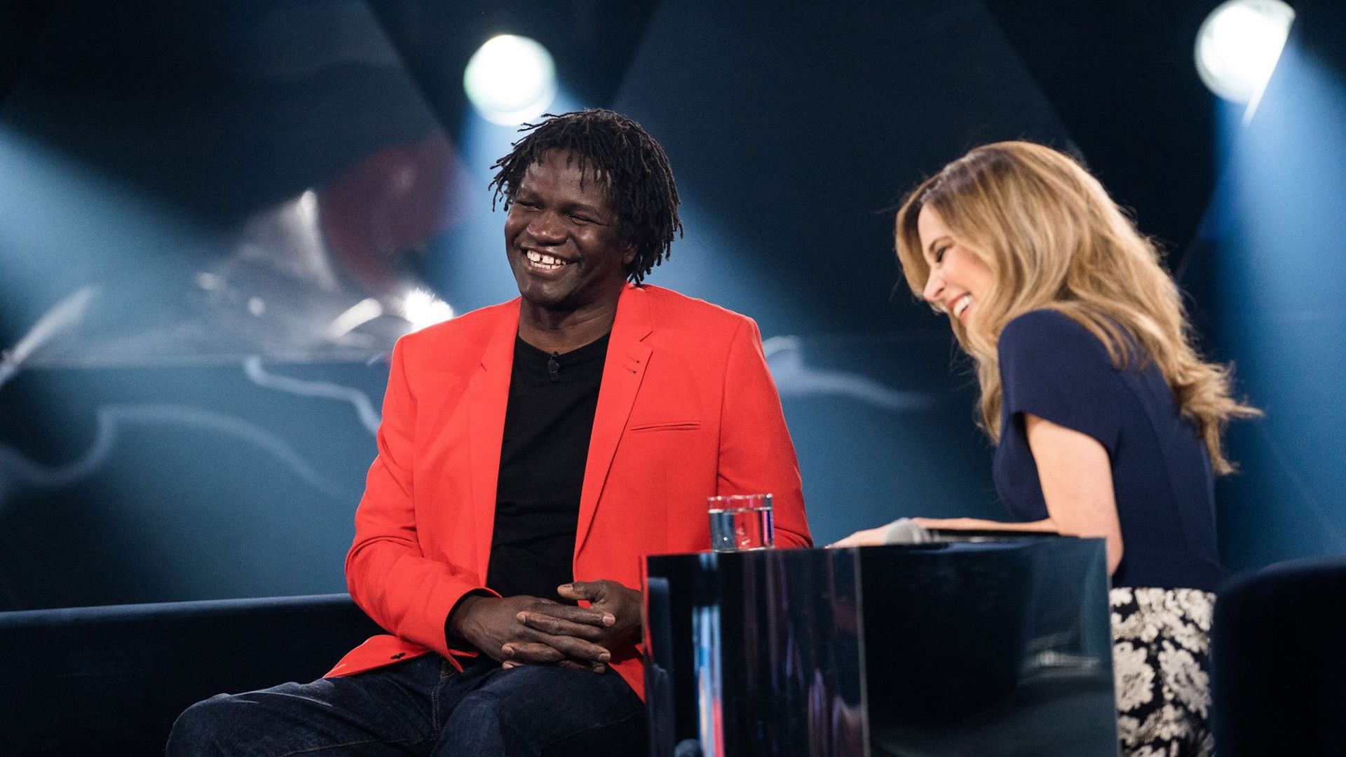 La Semaine des 4 Julie background