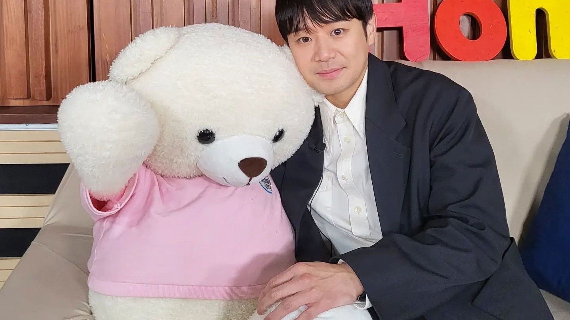 I Live Alone background