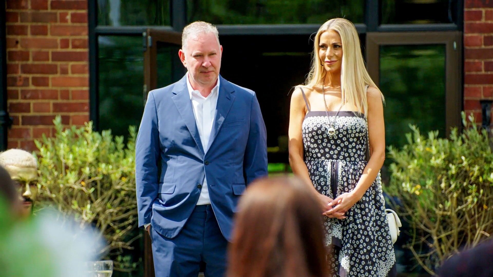 Selling Super Houses background