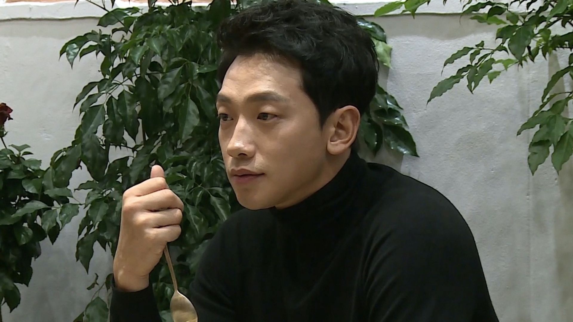 I Live Alone background