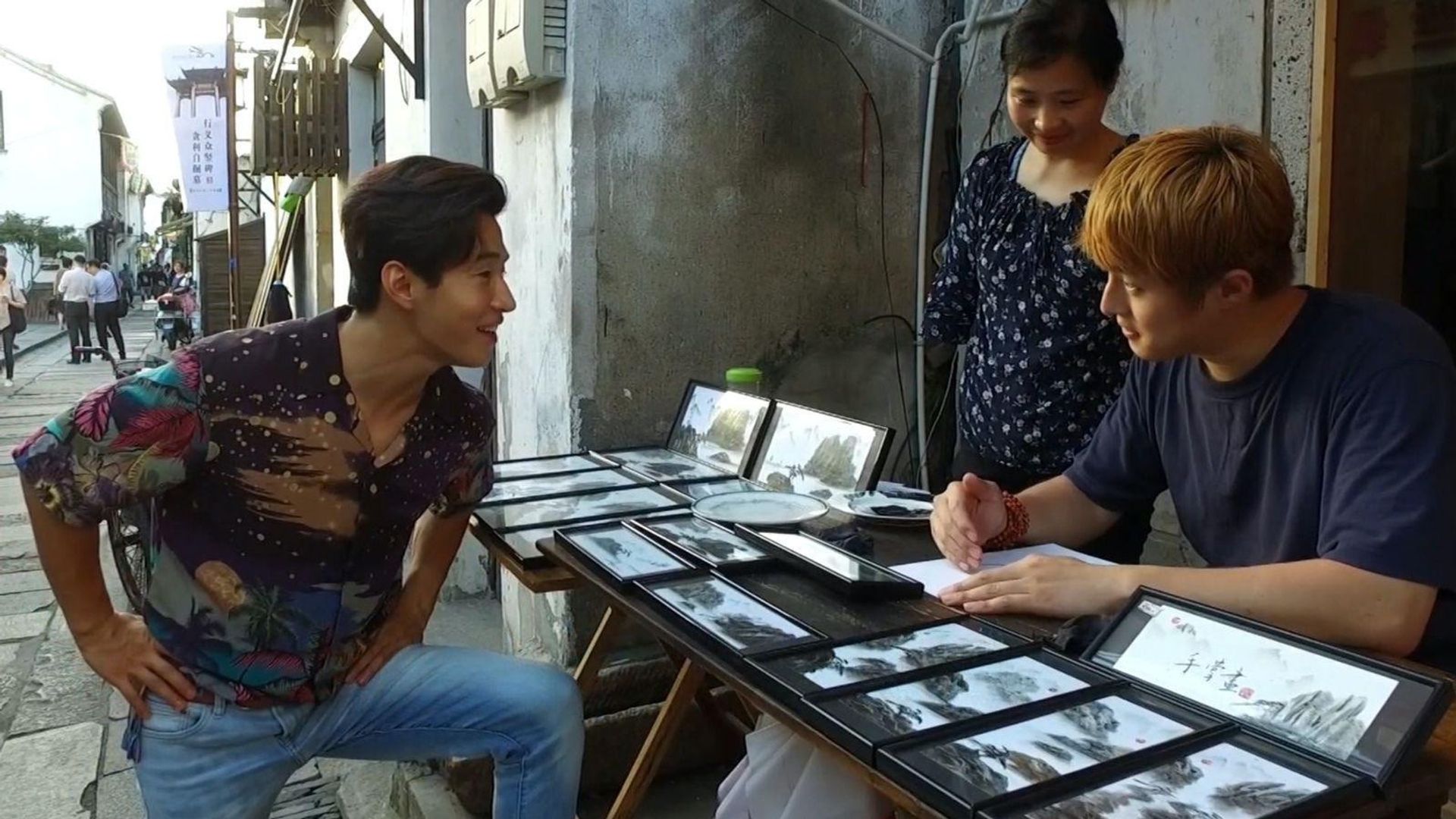 I Live Alone background