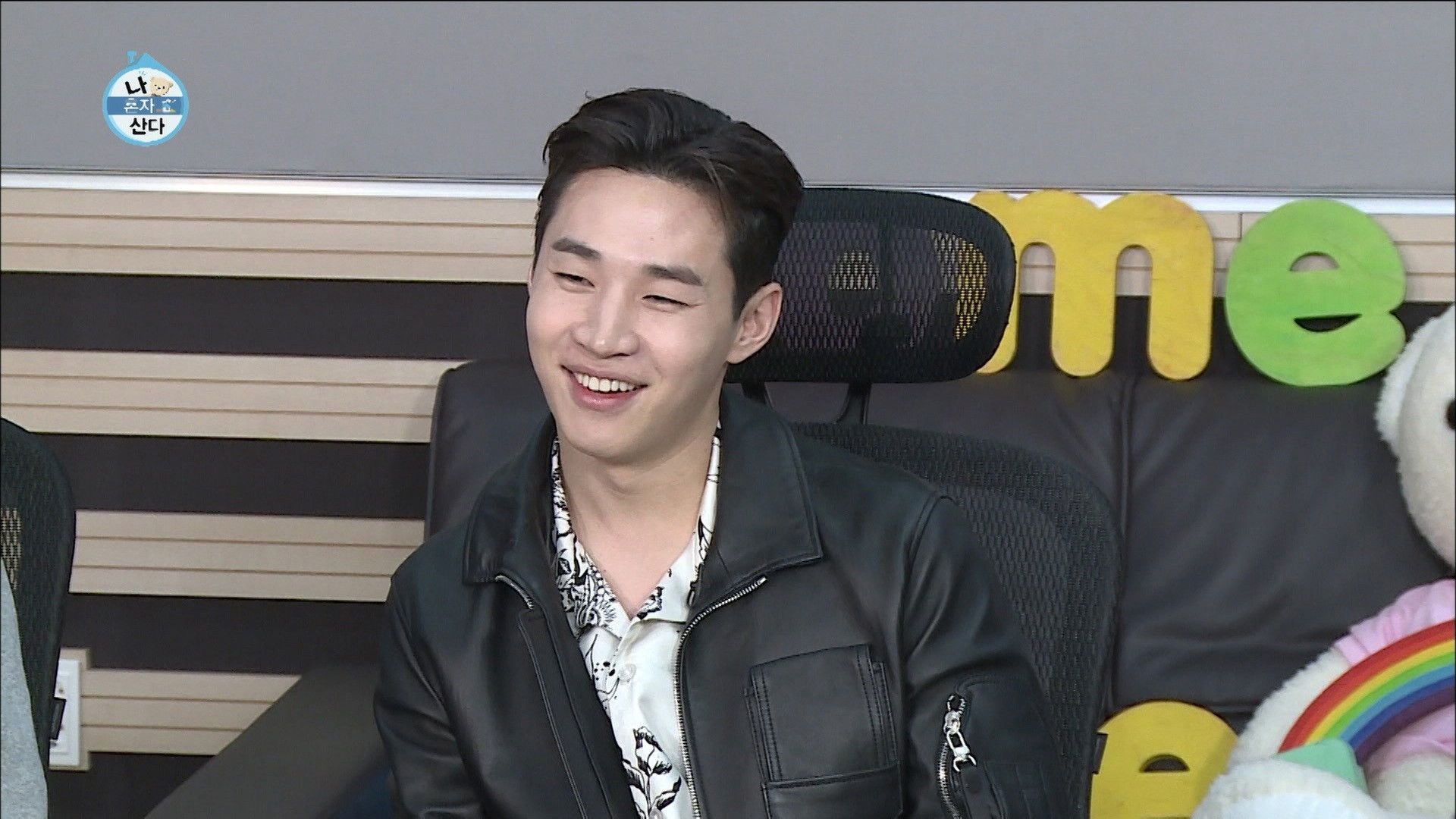 I Live Alone background