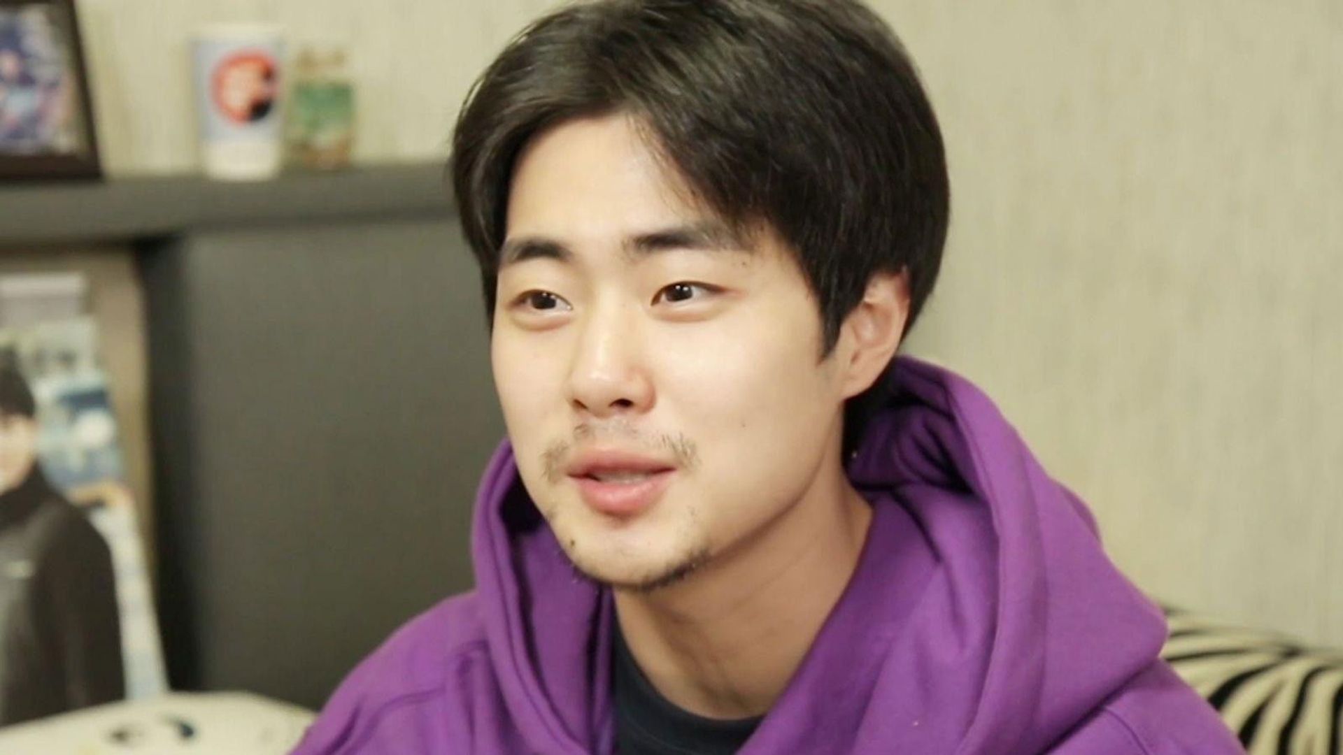 I Live Alone background