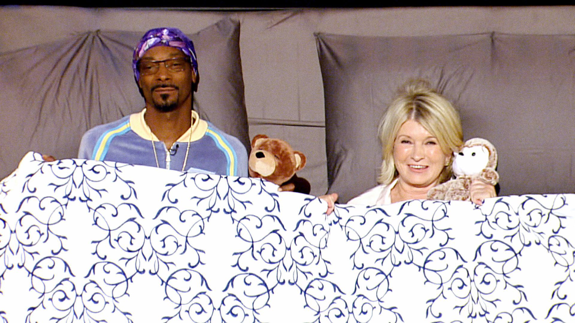 Martha & Snoop's Potluck Party Challenge background