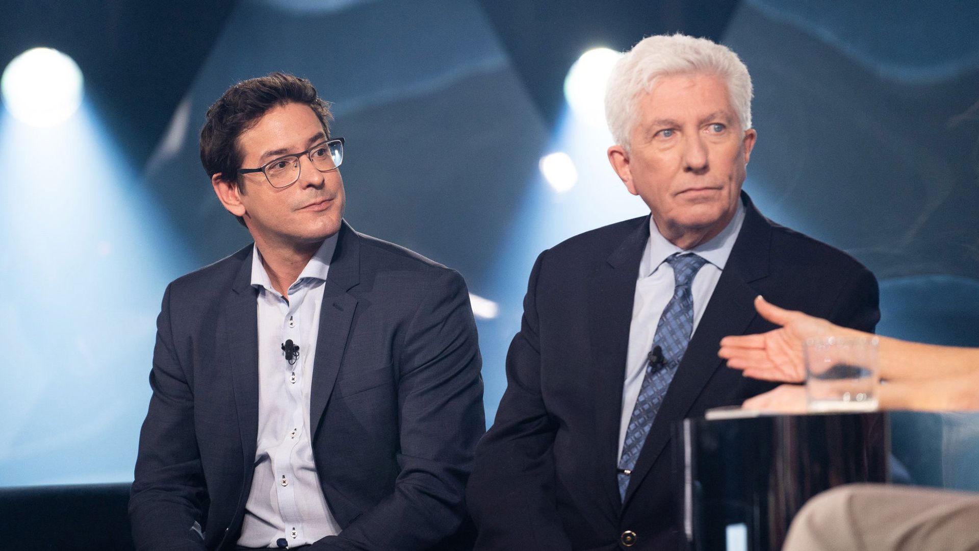 La Semaine des 4 Julie background