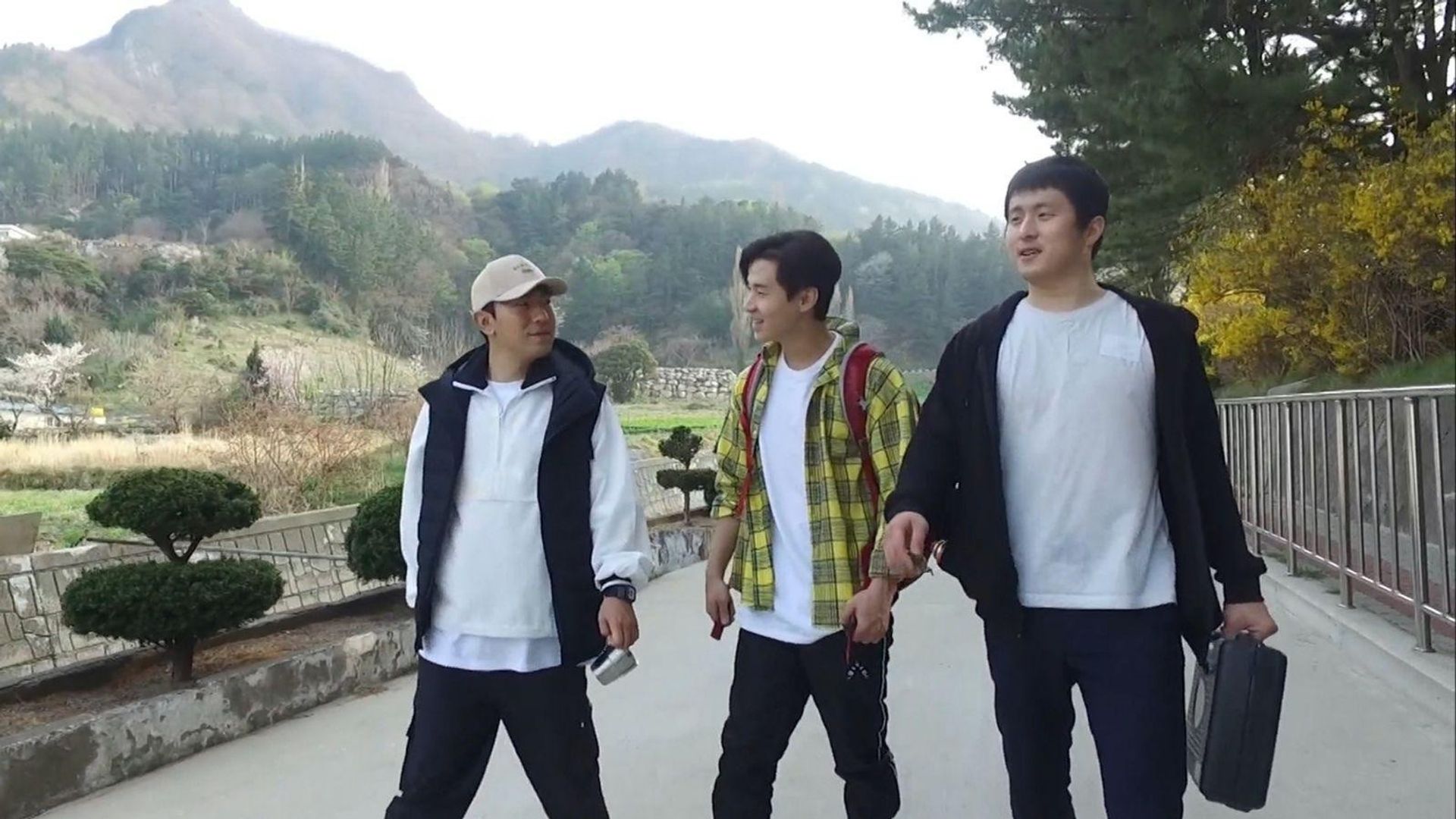 I Live Alone background