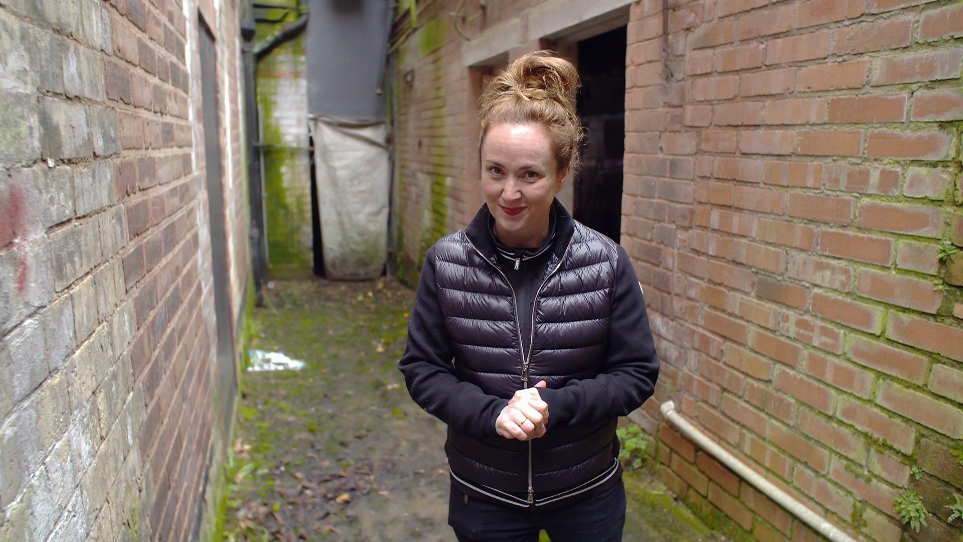 Homes Under the Hammer background