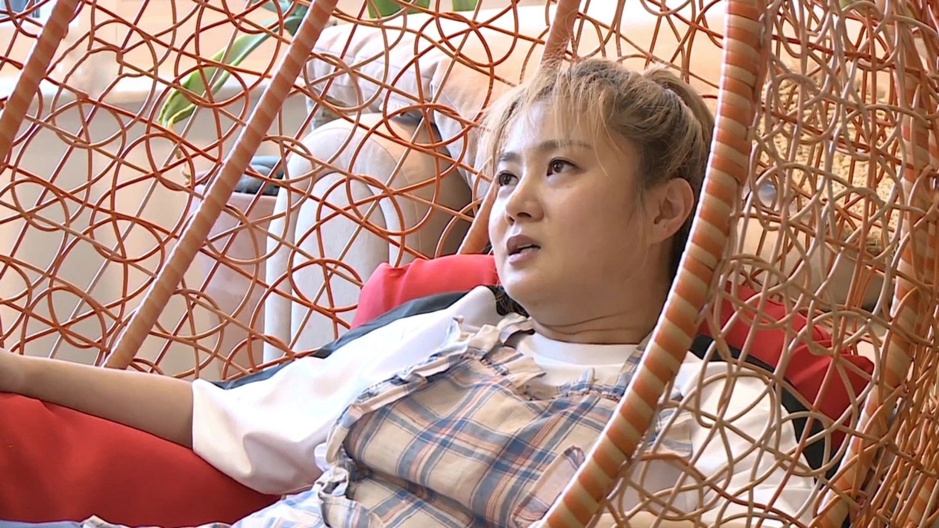 I Live Alone background