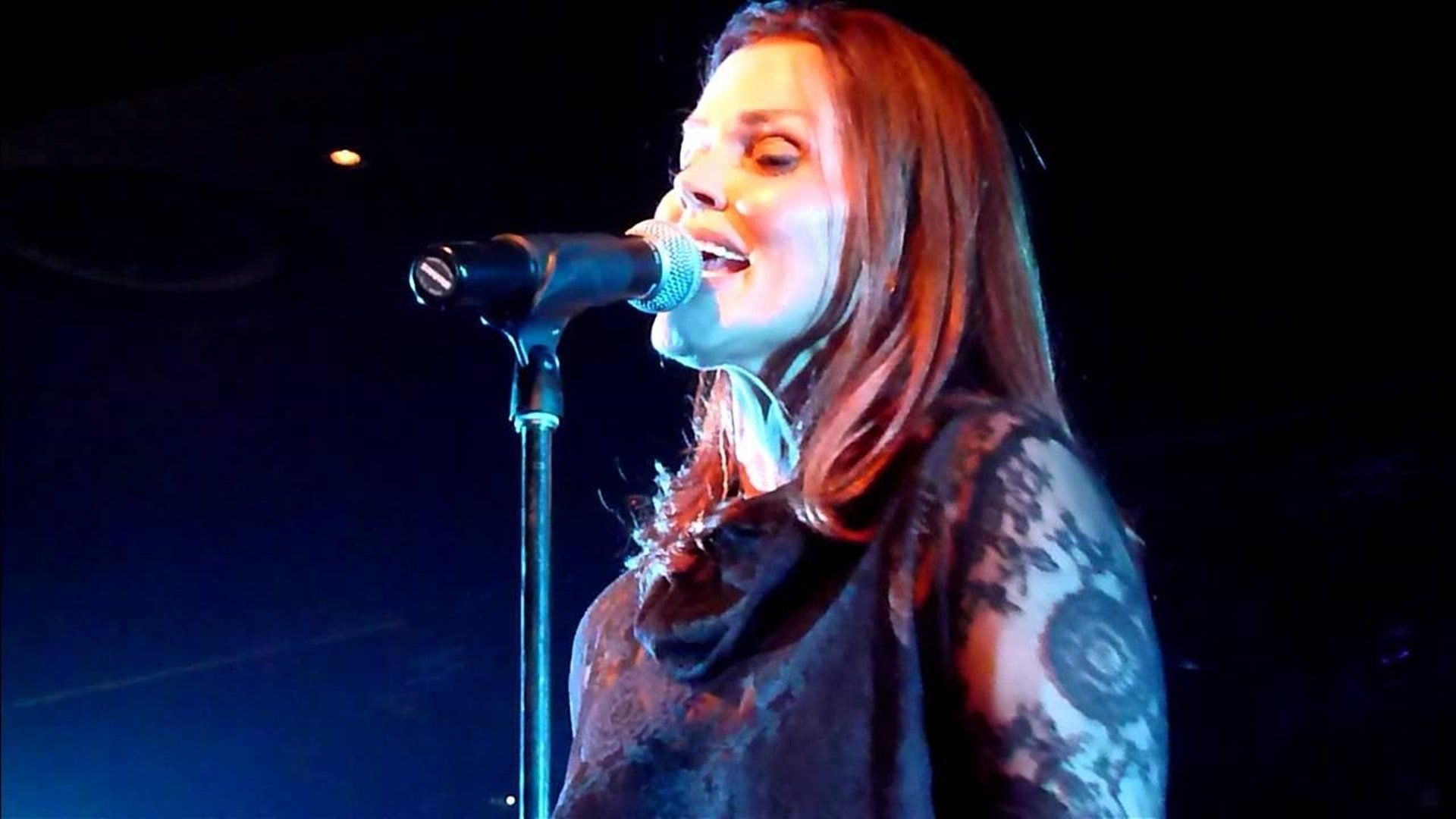 Belinda Carlisle: Runaway Live background