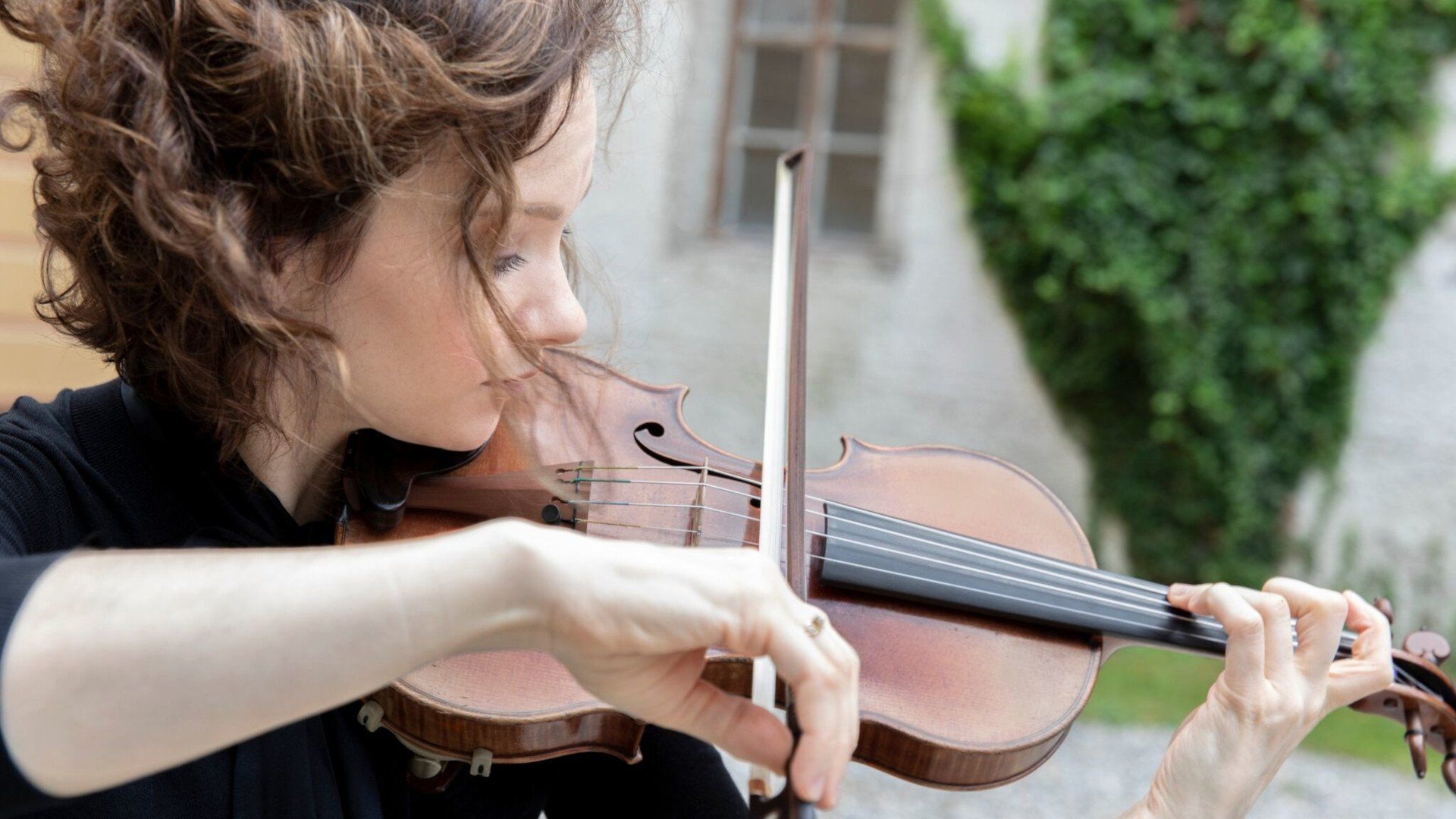 Hilary Hahn: A Portrait background