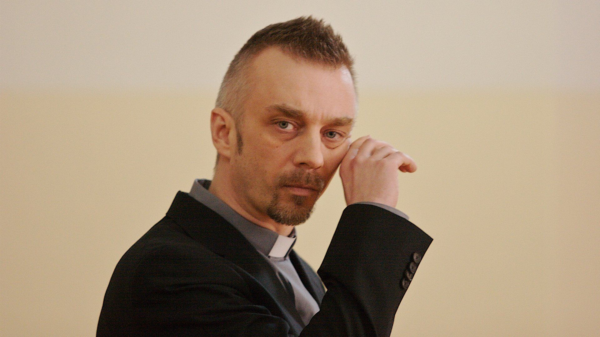 Nereikalingi zmones background