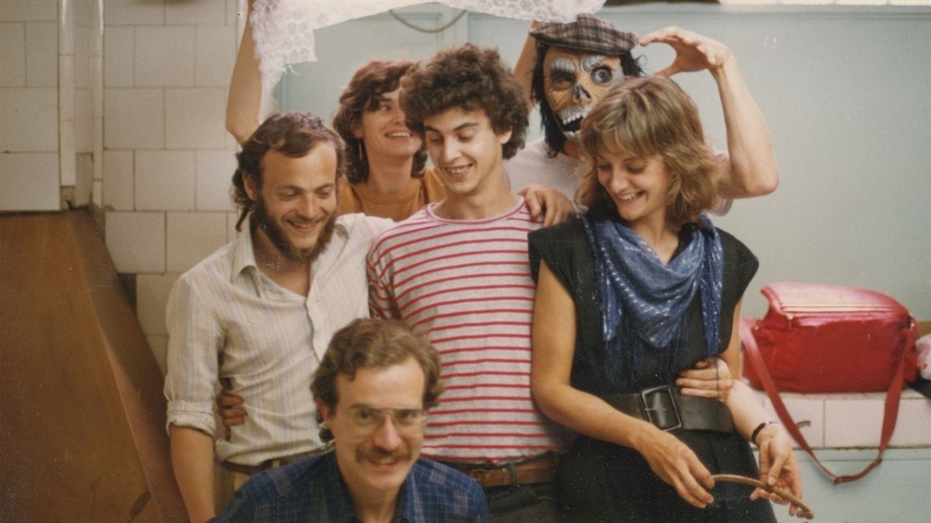 El Equipo background