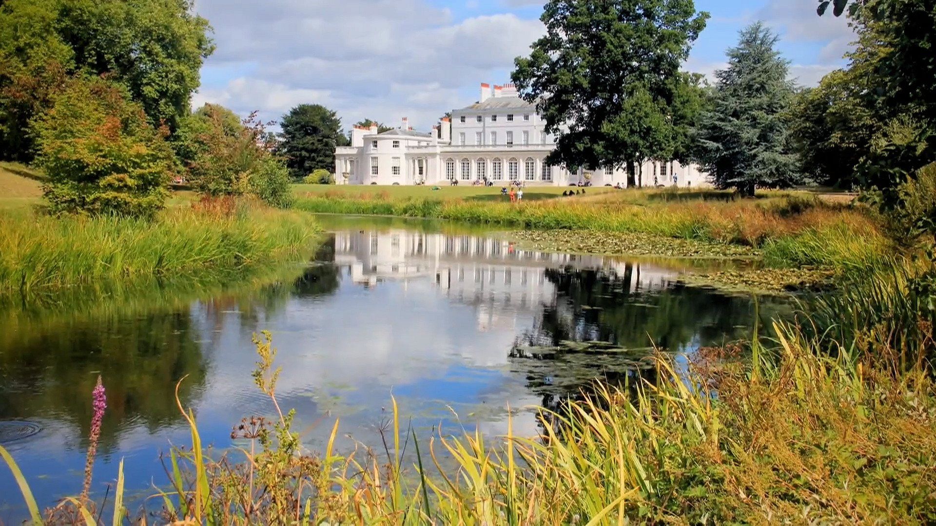 Frogmore House: Royal Retreat background