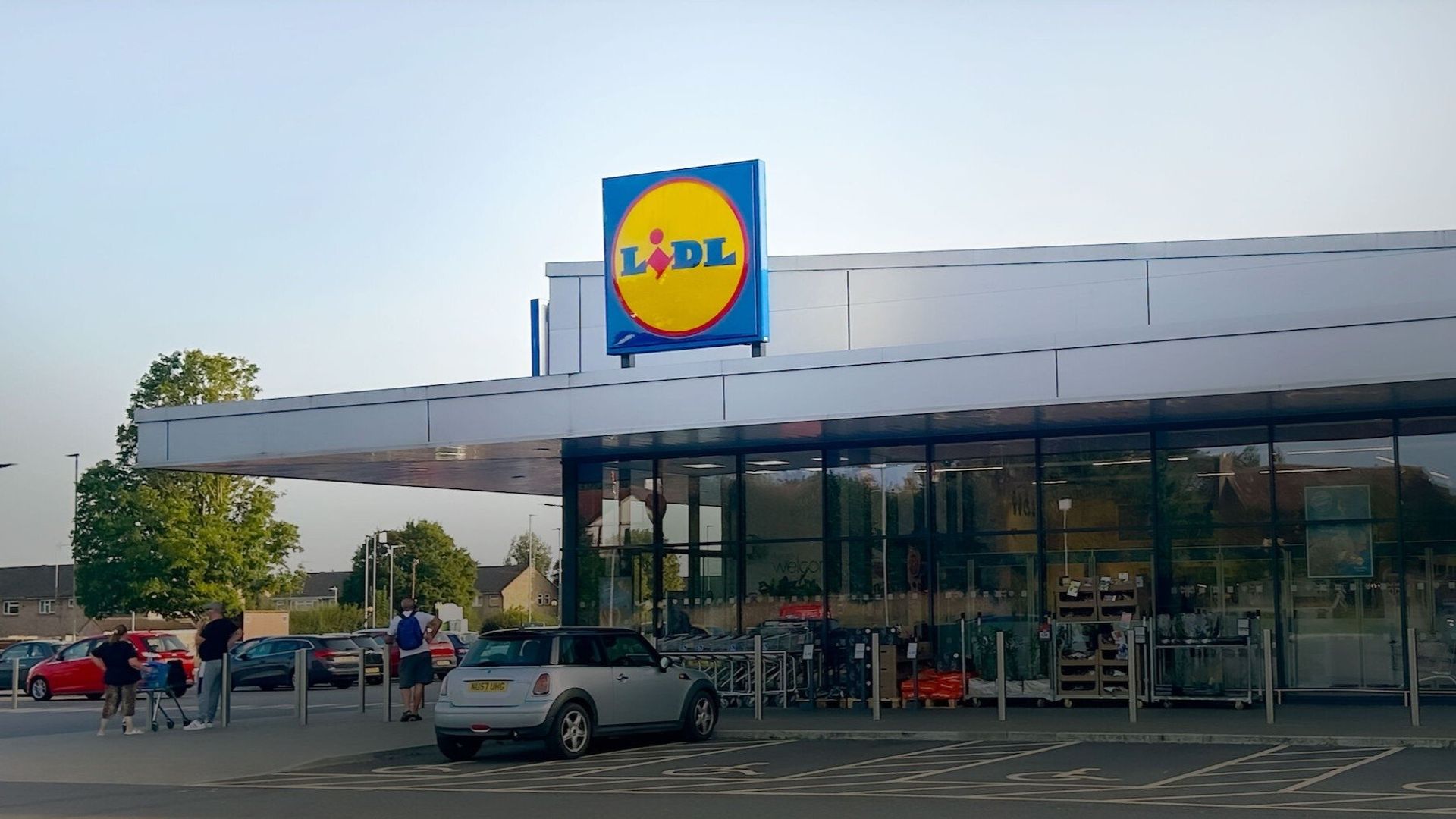 Lidl: Behind the Scenes 24/7 background