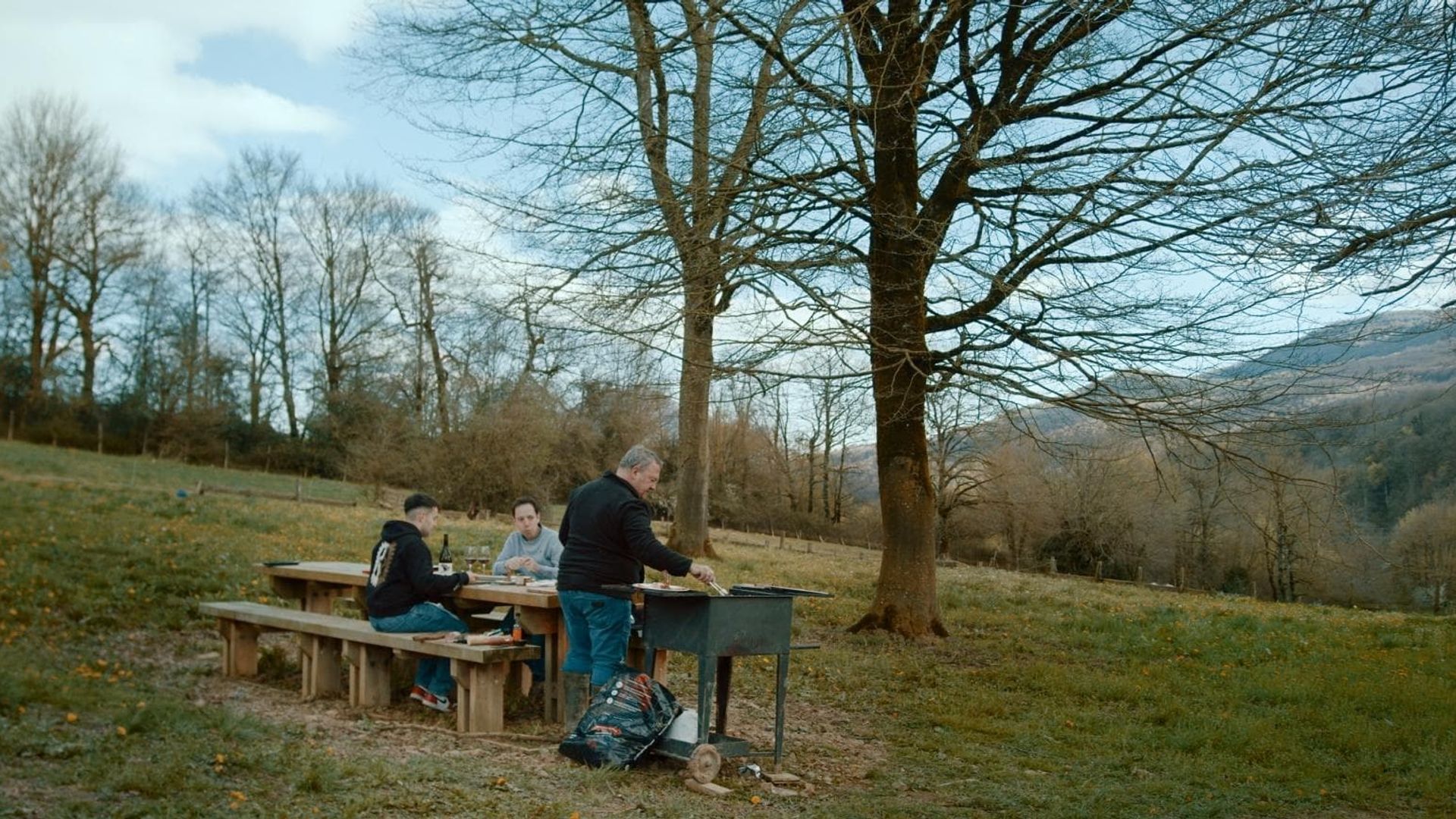 Buddha jumps over the wall background
