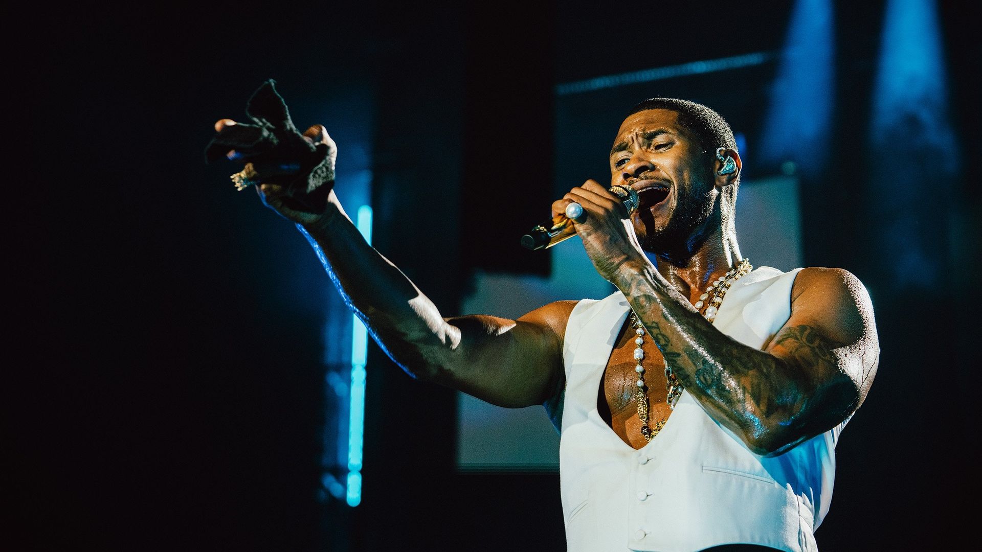 Usher: Rendezvous in Paris background