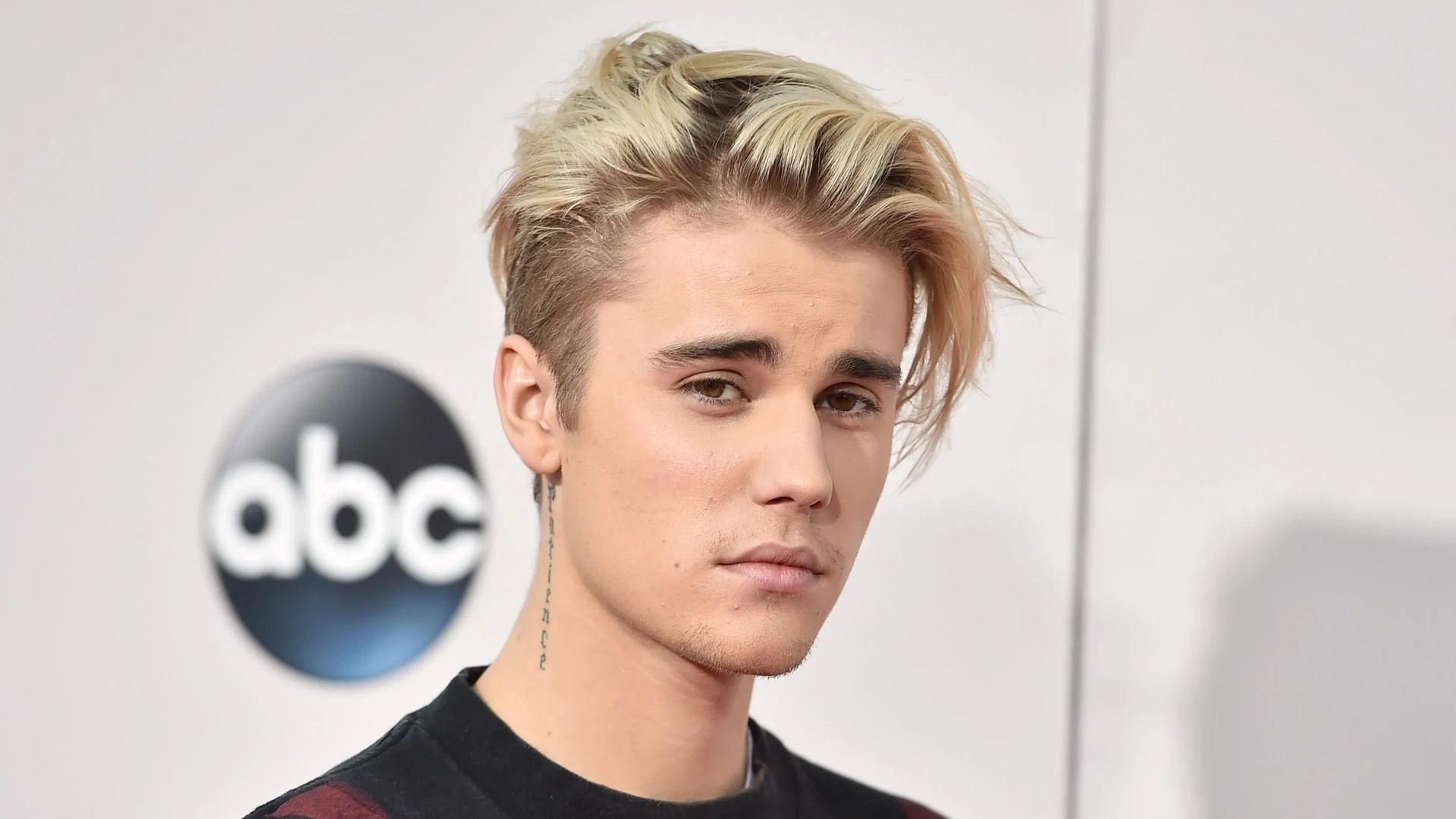 Justin Bieber: Limitless background