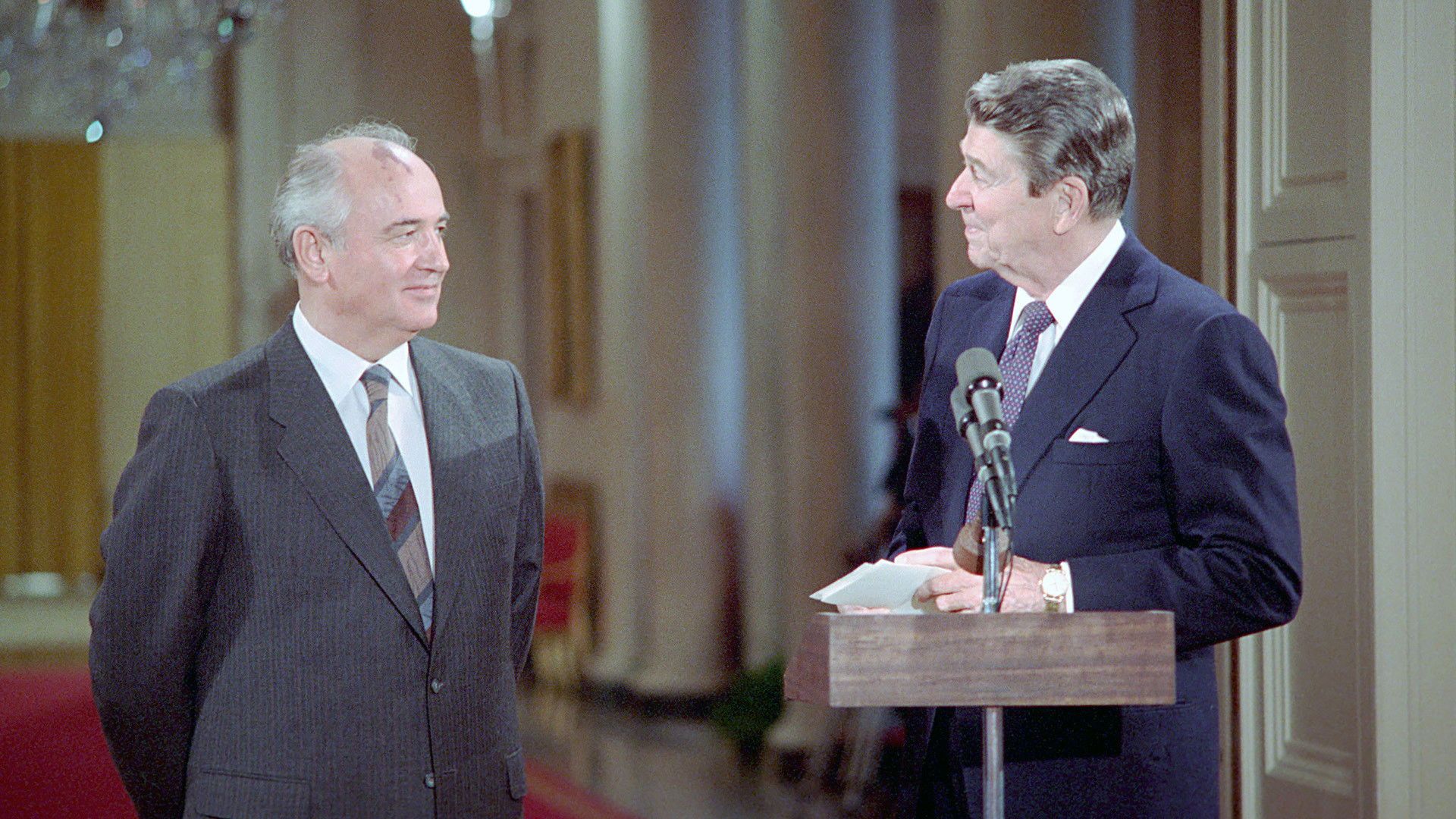 Reagan-Gorbachev, duel au sommet background