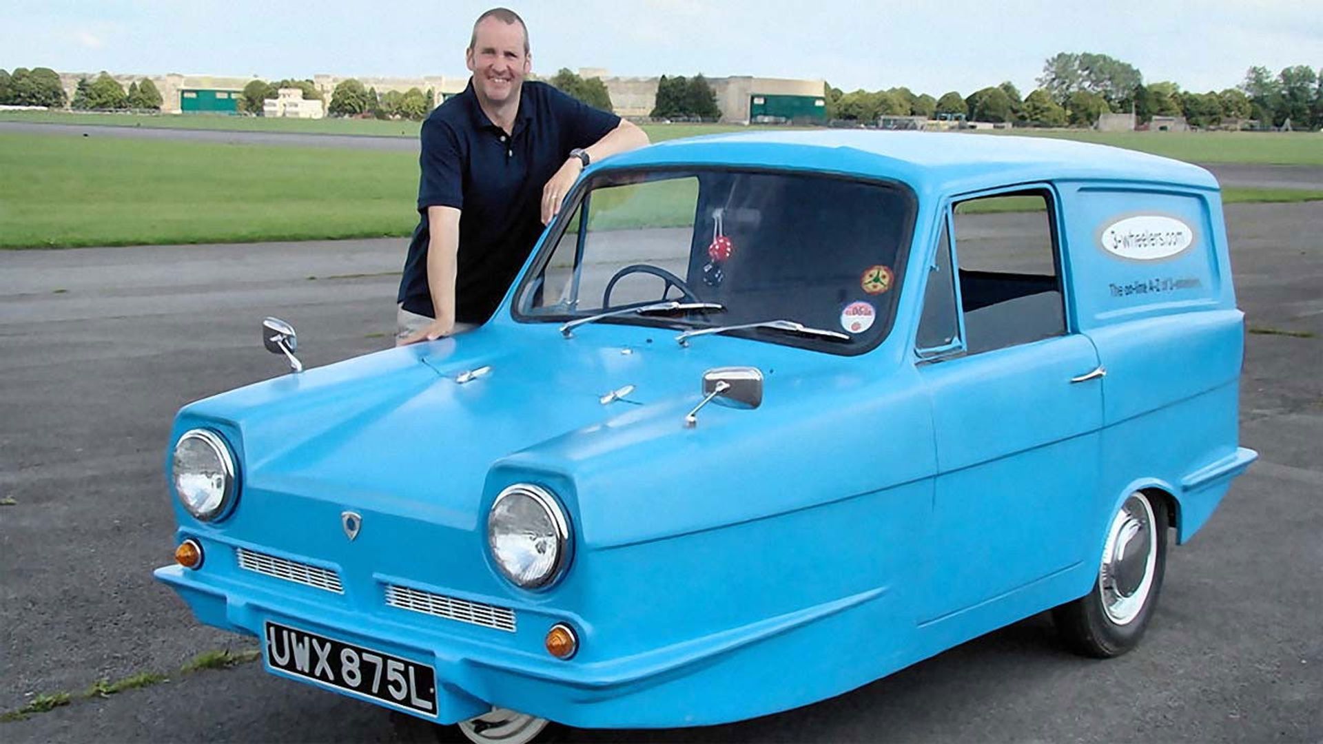 Massive Engines background