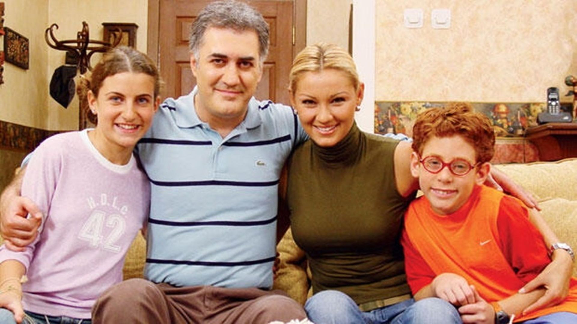 Çocuklar Duymasin background