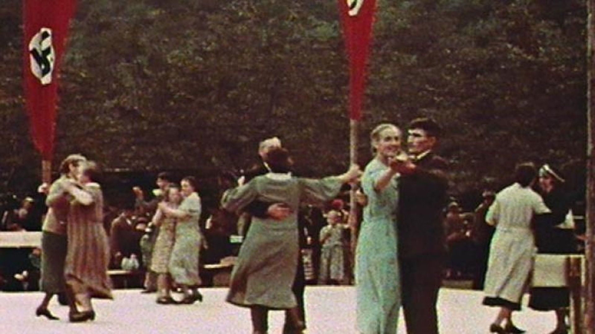 12 Jahre, 3 Monate, 9 Tage - Die Jahreschronik des Dritten Reichs background