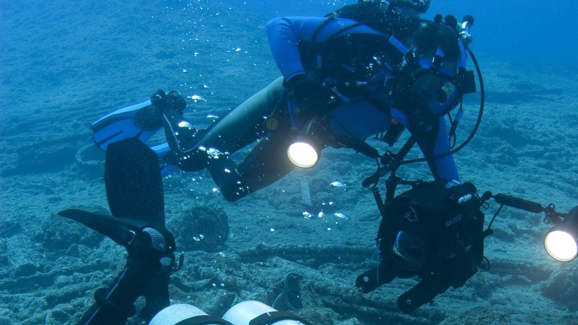 Dive Detectives background