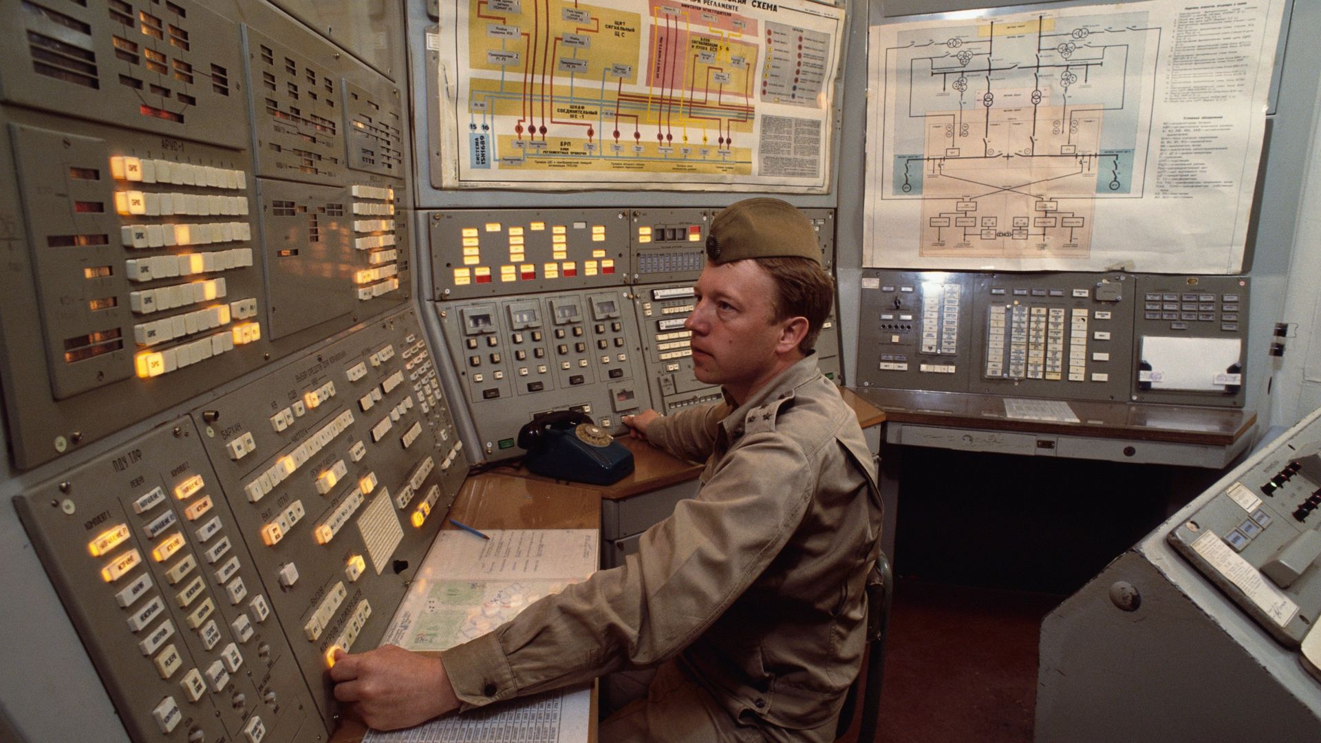 Cold War: The Tech Race background