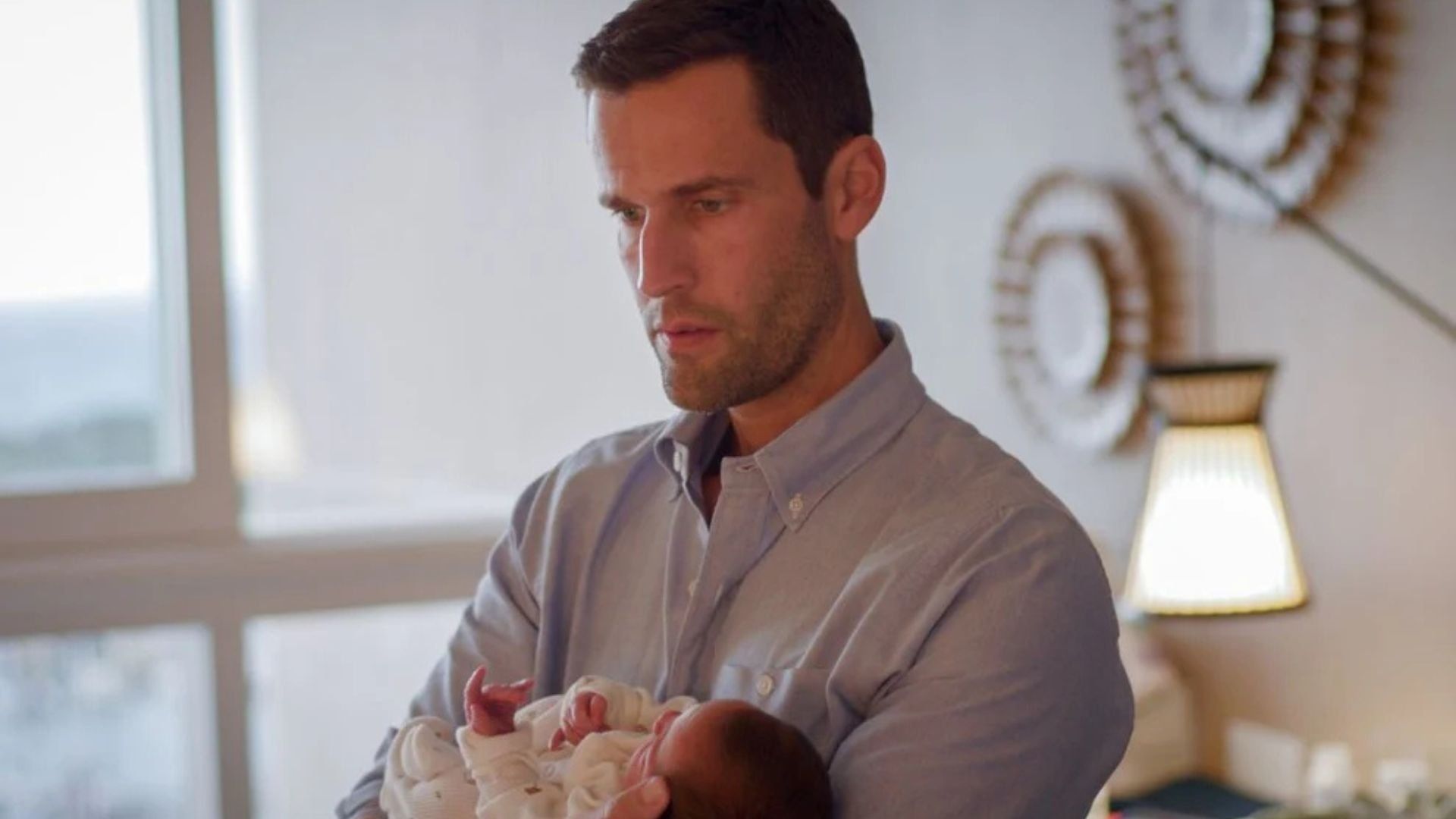 Um Tanto Familiar (Somewhat Familiar) background