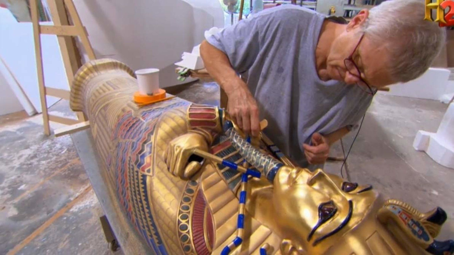 Museum Men background