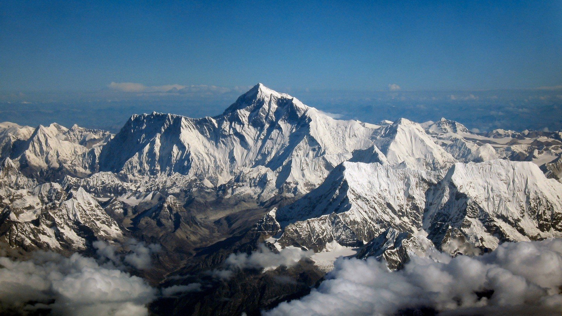Everest Air background