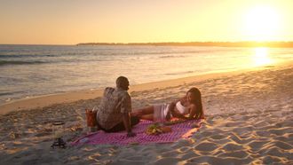 Episode 4 Two's Company, Three's a ... Threesome