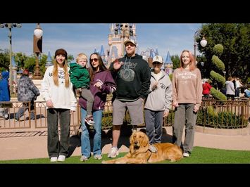 Veteran Surprised with Walt Disney World Family Vacation | The WWOD: Holiday Spectacular